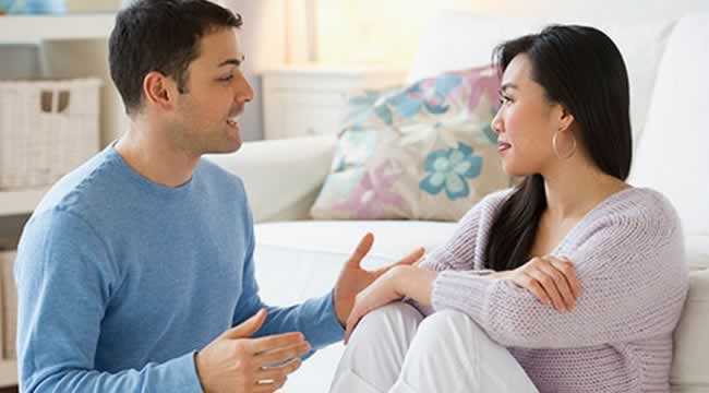 Homem conversando com uma mulher